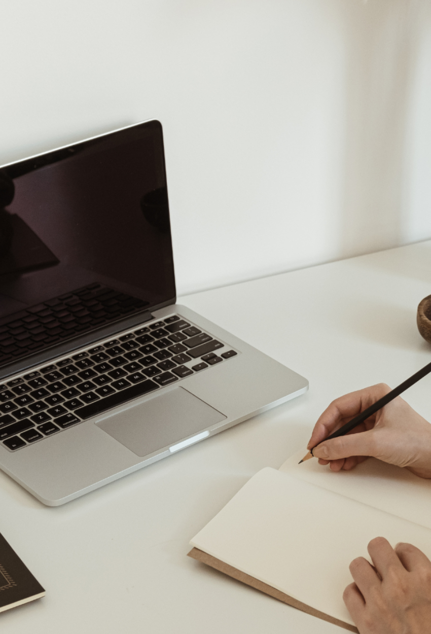 žena drži laptop u ruci lifesyle web izrada